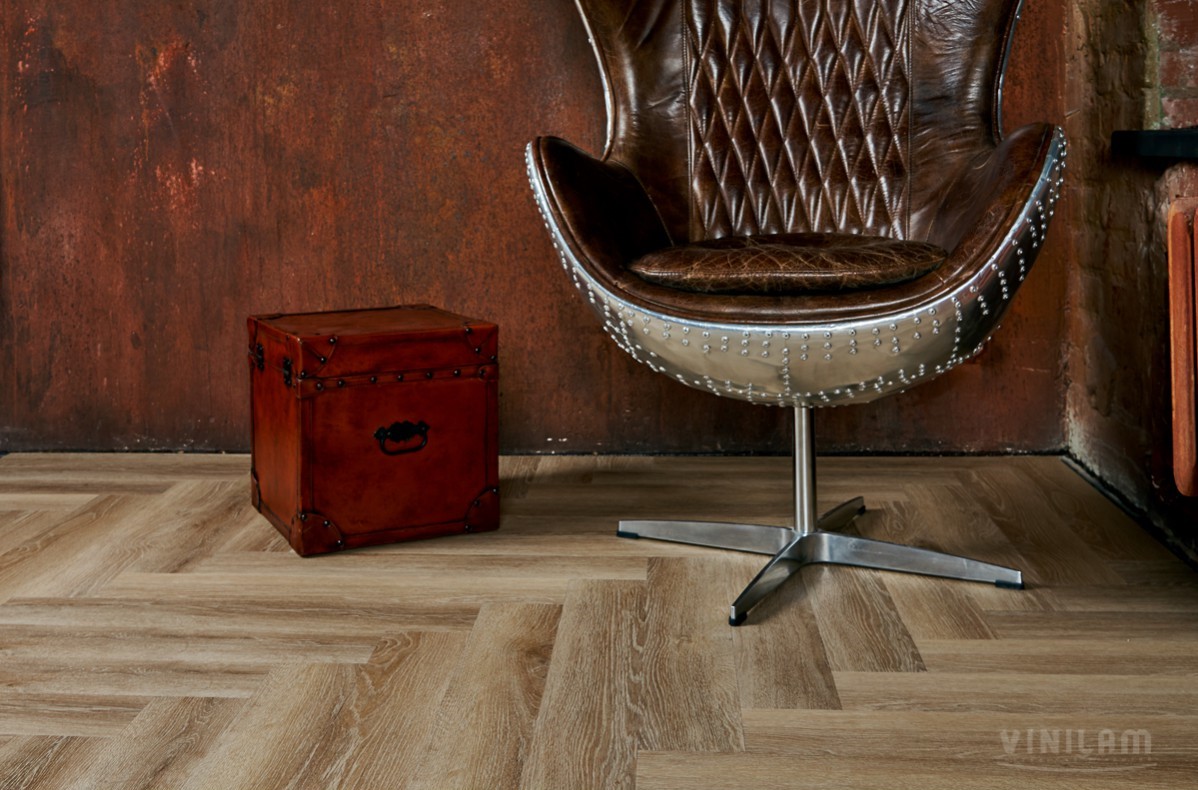 Кварцвиниловый SPC ламинат Vinilam Parquet Herringbone Паркет Классический IS11166 венгерская елка 720×120×6,5 фото в интерьере