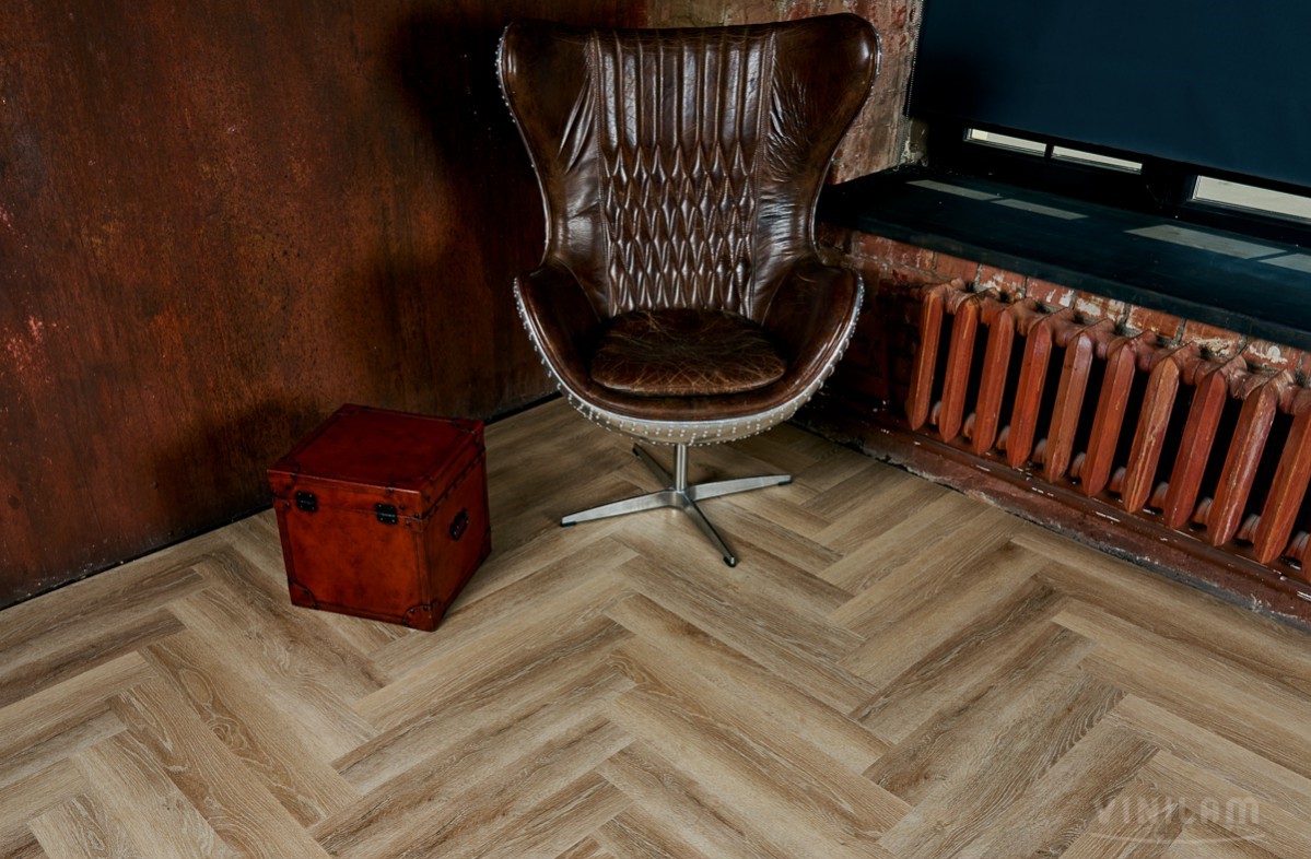 Кварцвиниловый SPC ламинат Vinilam Parquet Herringbone Паркет Классический IS11166 венгерская елка 720×120×6,5 фото в интерьере