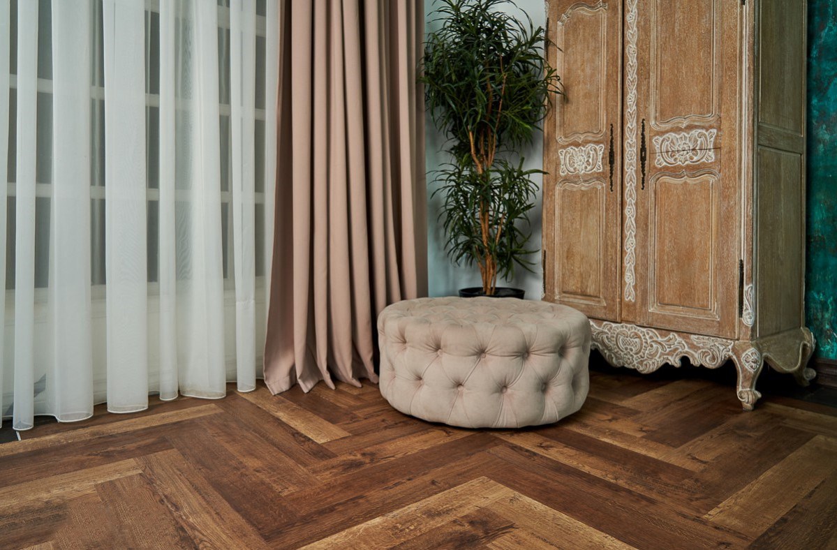 Кварцвиниловый SPC ламинат Vinilam Parquet Herringbone Паркет Версальский IS11177 венгерская елка 720×120×6,5 фото в интерьере