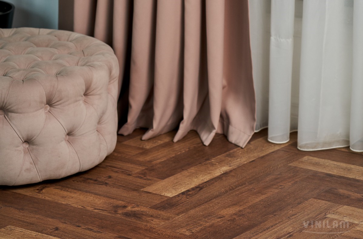 Кварцвиниловый SPC ламинат Vinilam Parquet Herringbone Паркет Версальский IS11177 венгерская елка 720×120×6,5 фото в интерьере