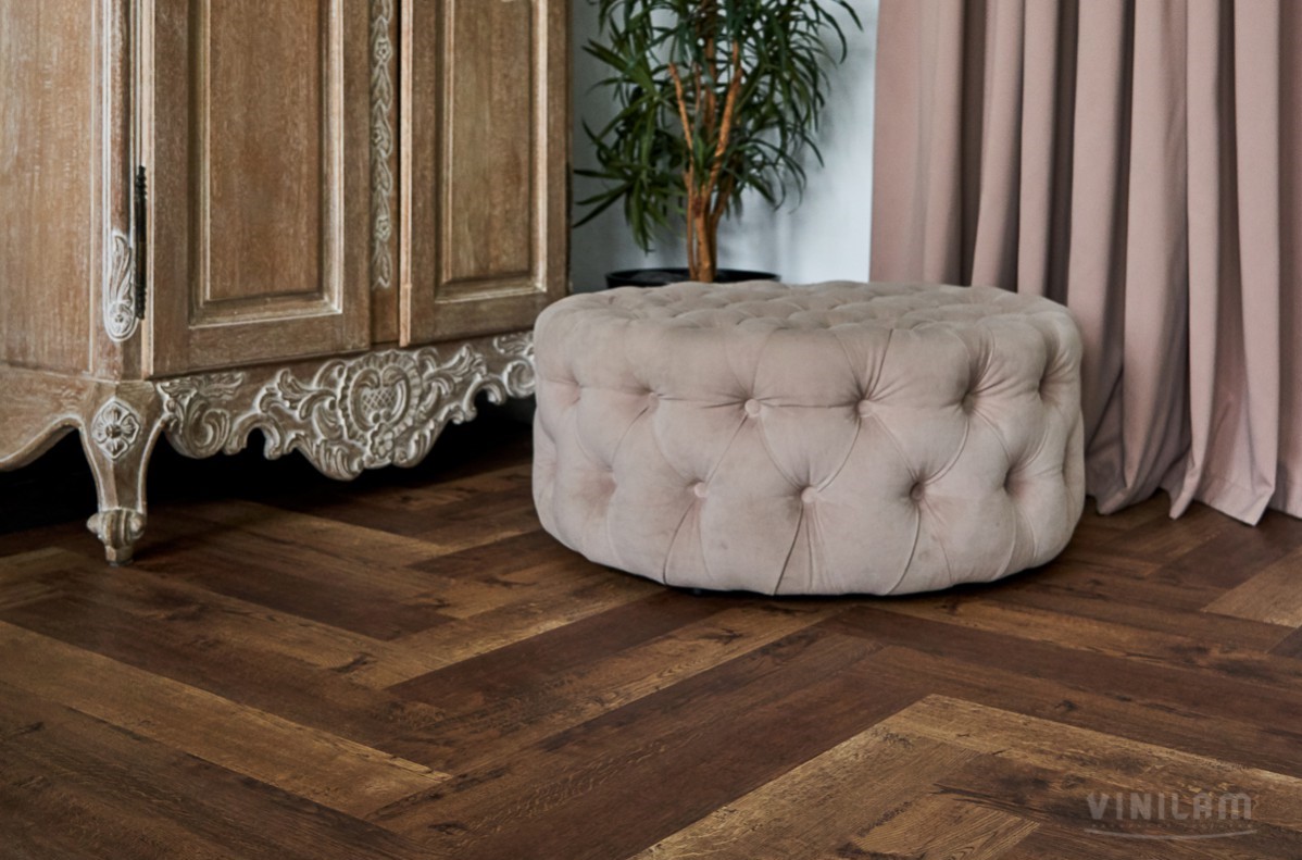 Кварцвиниловый SPC ламинат Vinilam Parquet Herringbone Паркет Версальский IS11177 венгерская елка 720×120×6,5 фото в интерьере