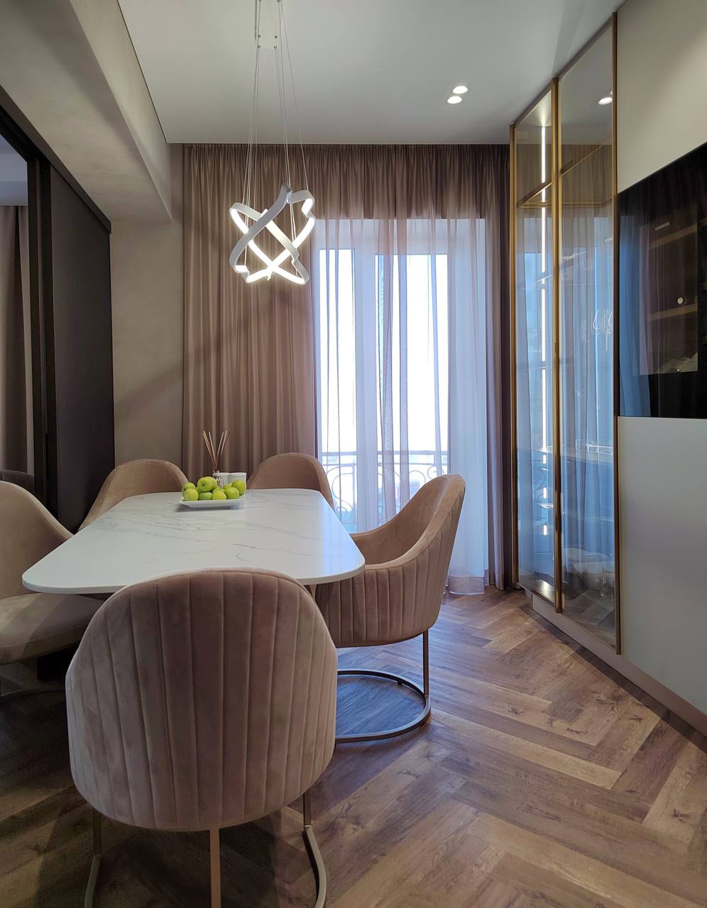 Кварцвиниловый SPC ламинат Vinilam Parquet Herringbone Паркет Версальский IS11177 венгерская елка 720×120×6,5 фото в интерьере