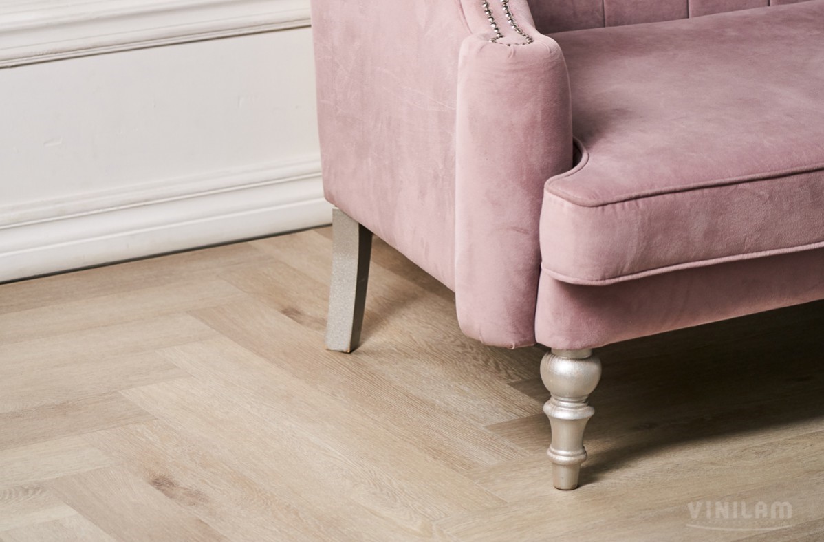 Кварцвиниловый SPC ламинат Vinilam Parquet Herringbone Паркет Скандинавский IS11188 венгерская елка 720×120×6,5 фото в интерьере