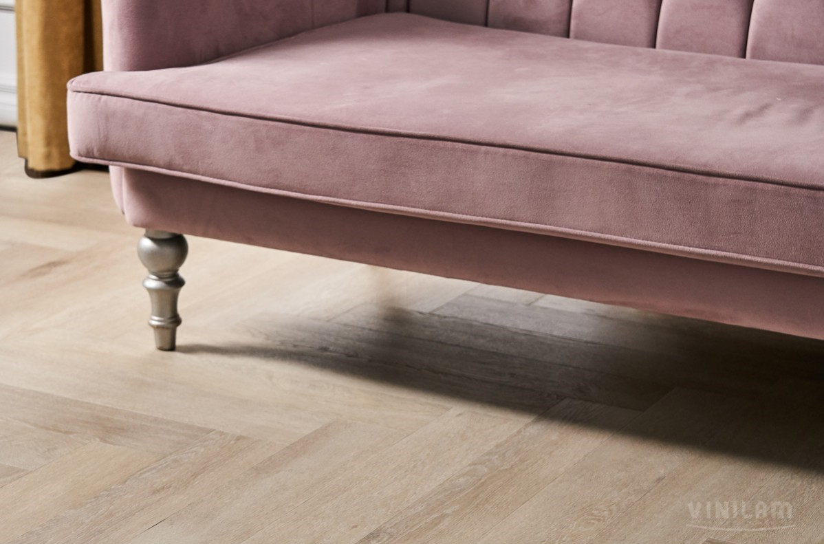 Кварцвиниловый SPC ламинат Vinilam Parquet Herringbone Паркет Скандинавский IS11188 венгерская елка 720×120×6,5 фото в интерьере