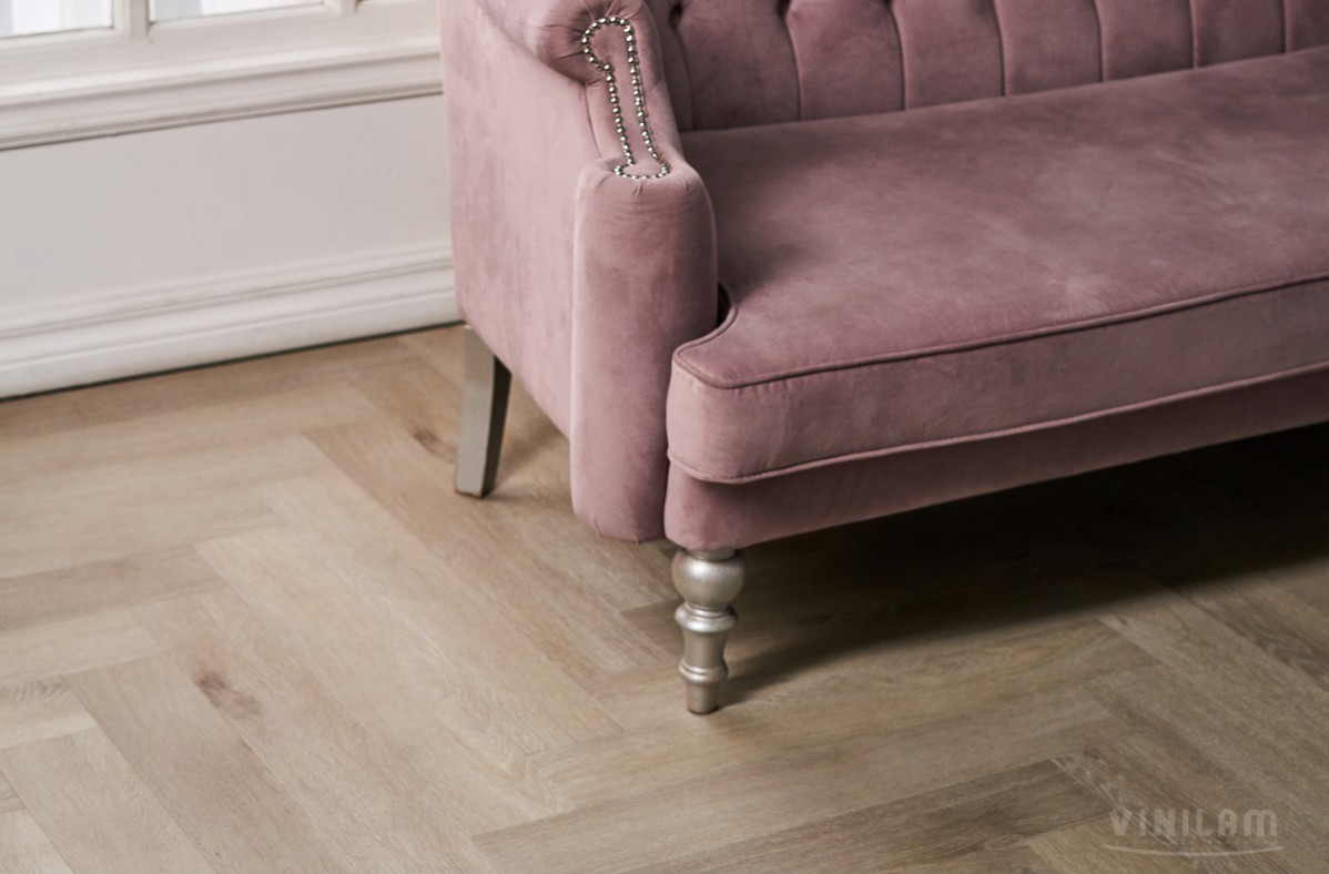 Кварцвиниловый SPC ламинат Vinilam Parquet Herringbone Паркет Скандинавский IS11188 венгерская елка 720×120×6,5 фото в интерьере