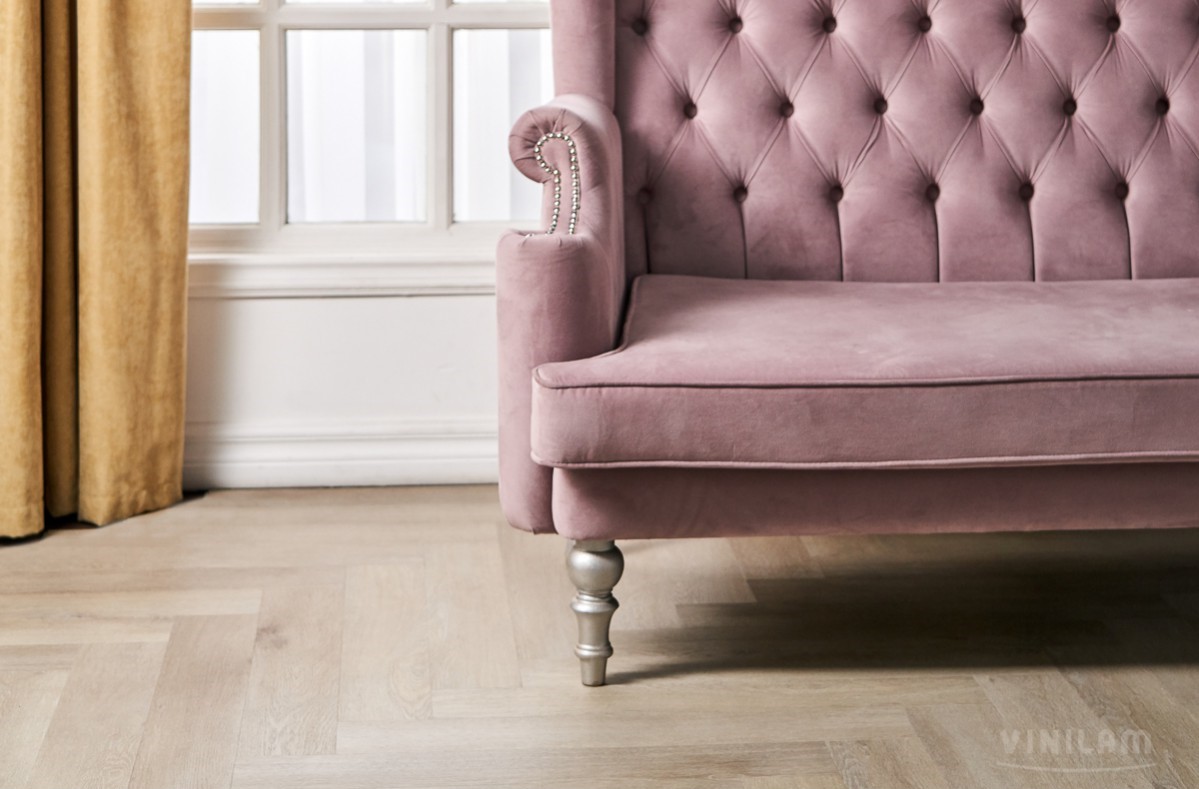 Кварцвиниловый SPC ламинат Vinilam Parquet Herringbone Паркет Скандинавский IS11188 венгерская елка 720×120×6,5 фото в интерьере