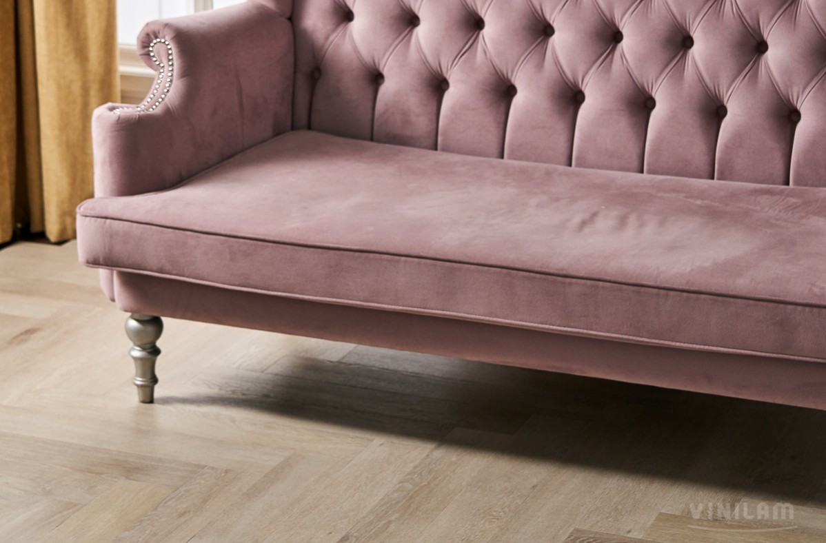 Кварцвиниловый SPC ламинат Vinilam Parquet Herringbone Паркет Скандинавский IS11188 венгерская елка 720×120×6,5 фото в интерьере