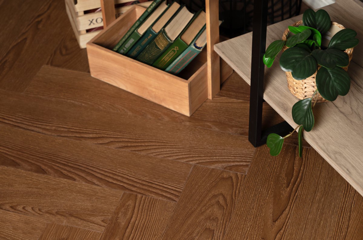 Кварцвиниловый SPC ламинат Vinilam Parquet Herringbone Паркет Винсент IS11200 венгерская елка 720×120×6,5 фото в интерьере