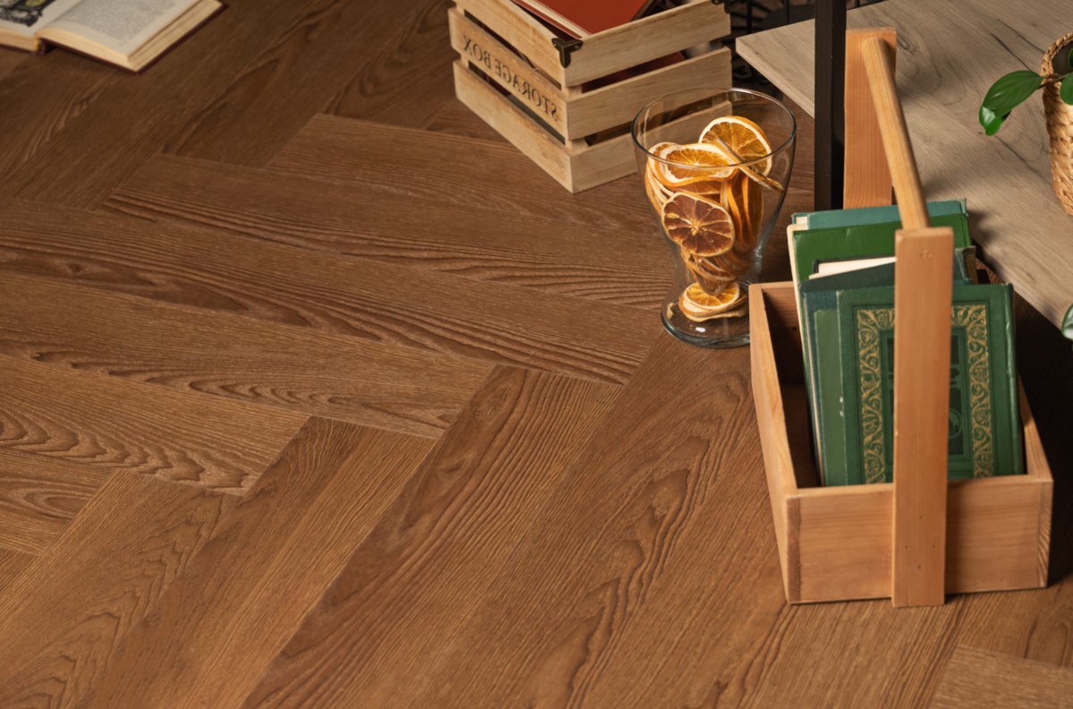 Кварцвиниловый SPC ламинат Vinilam Parquet Herringbone Паркет Винсент IS11200 венгерская елка 720×120×6,5 фото в интерьере