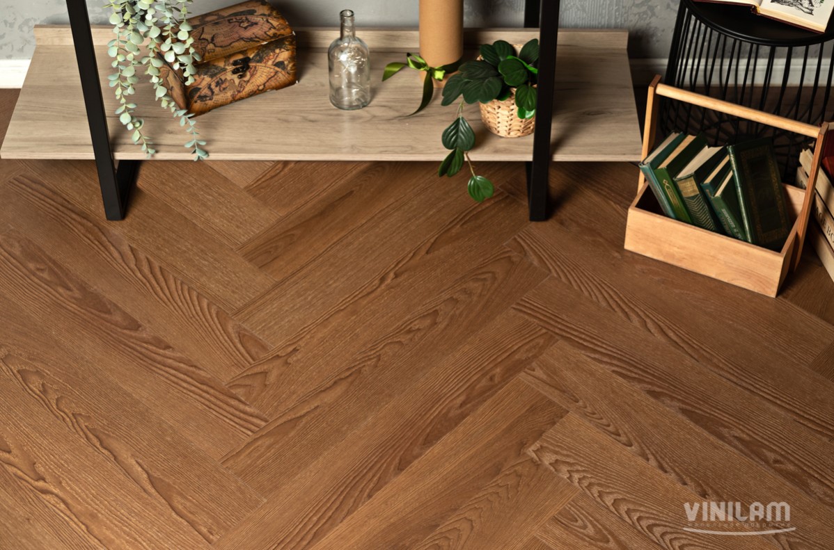 Кварцвиниловый SPC ламинат Vinilam Parquet Herringbone Паркет Винсент IS11200 венгерская елка 720×120×6,5 фото в интерьере