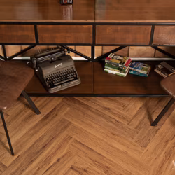 Кварцвиниловый SPC ламинат Vinilam Parquet Herringbone Паркет Де Вилль IS11210 венгерская елка 720×120×6,5