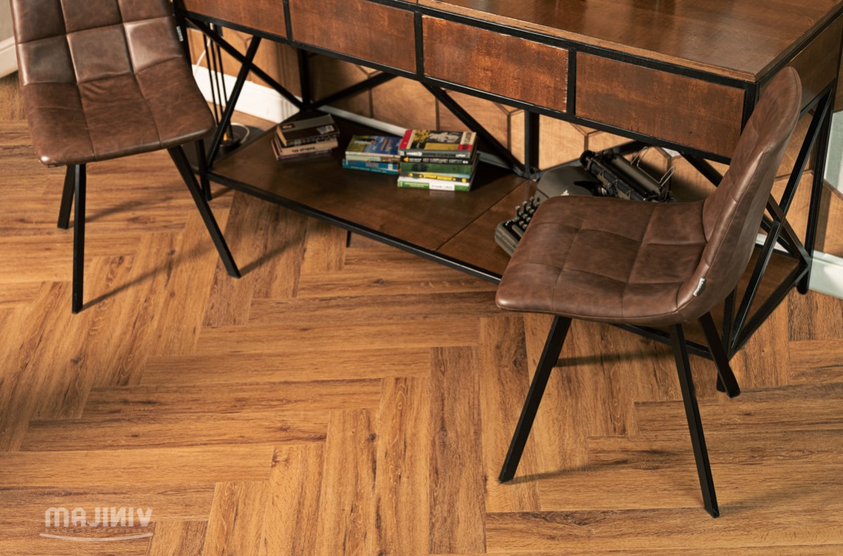 Кварцвиниловый SPC ламинат Vinilam Parquet Herringbone Паркет Де Вилль IS11210 венгерская елка 720×120×6,5 фото в интерьере