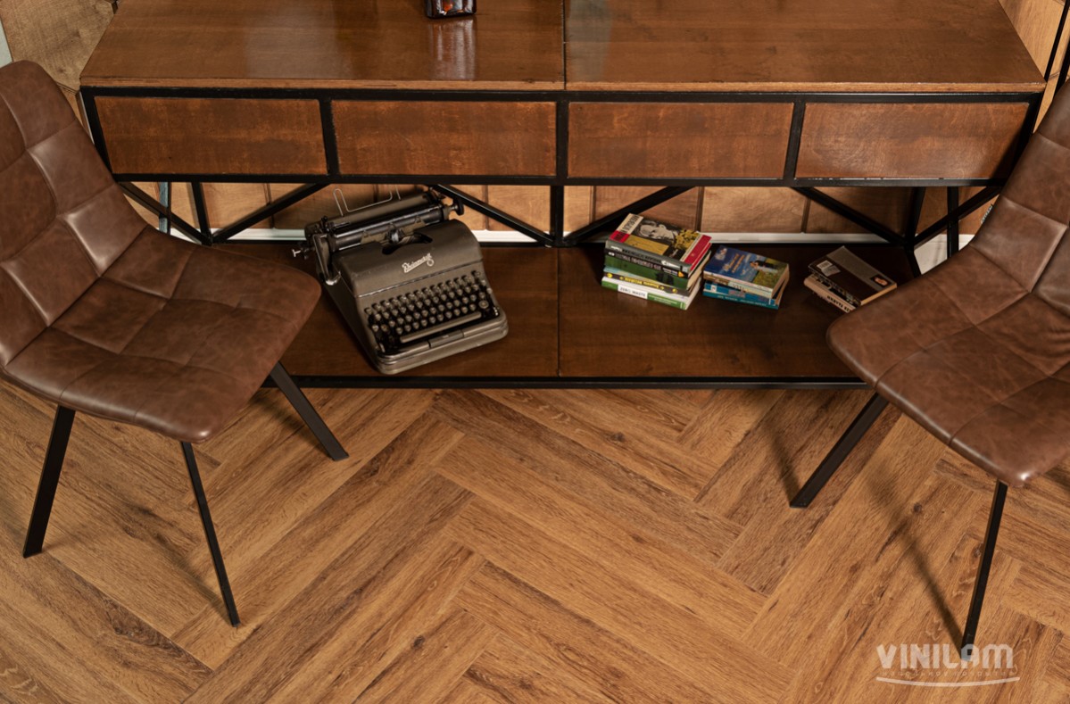 Кварцвиниловый SPC ламинат Vinilam Parquet Herringbone Паркет Де Вилль IS11210 венгерская елка 720×120×6,5 фото в интерьере