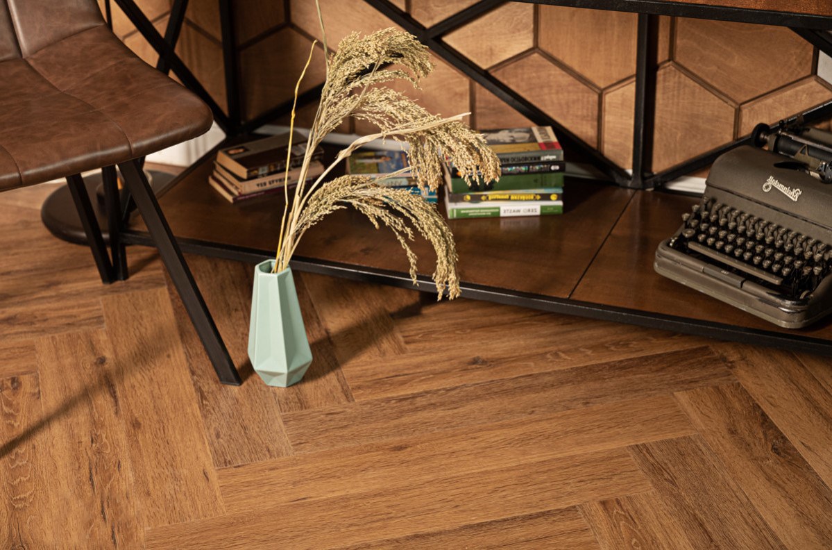 Кварцвиниловый SPC ламинат Vinilam Parquet Herringbone Паркет Де Вилль IS11210 венгерская елка 720×120×6,5 фото в интерьере