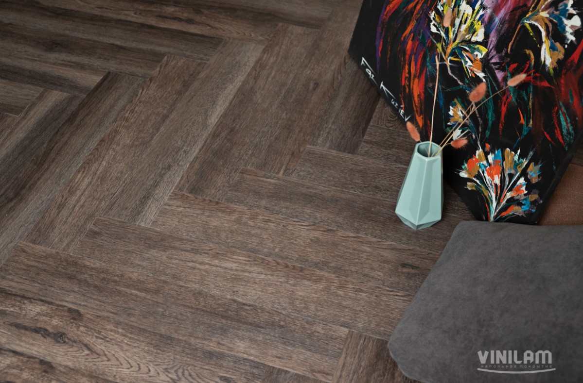 Кварцвиниловый SPC ламинат Vinilam Parquet Herringbone Паркет Донателло IS11211 венгерская елка 720×120×6,5 фото в интерьере