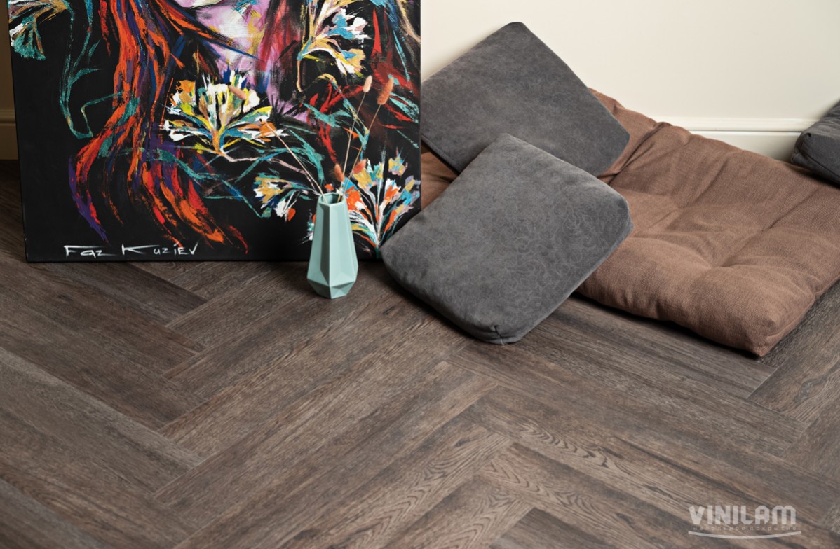 Кварцвиниловый SPC ламинат Vinilam Parquet Herringbone Паркет Донателло IS11211 венгерская елка 720×120×6,5 фото в интерьере