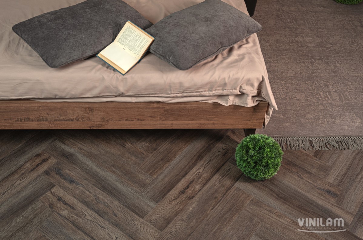 Кварцвиниловый SPC ламинат Vinilam Parquet Herringbone Паркет Донателло IS11211 венгерская елка 720×120×6,5 фото в интерьере