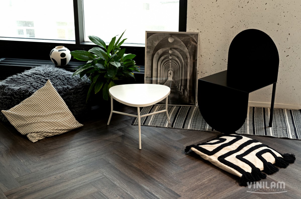 Кварцвиниловый SPC ламинат Vinilam Parquet Herringbone Паркет Донателло IS11211 венгерская елка 720×120×6,5 фото в интерьере