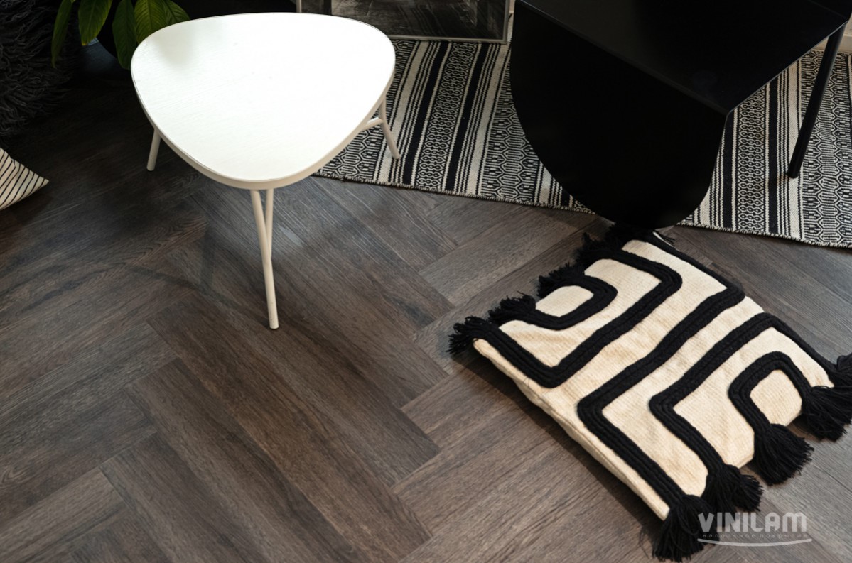 Кварцвиниловый SPC ламинат Vinilam Parquet Herringbone Паркет Донателло IS11211 венгерская елка 720×120×6,5 фото в интерьере