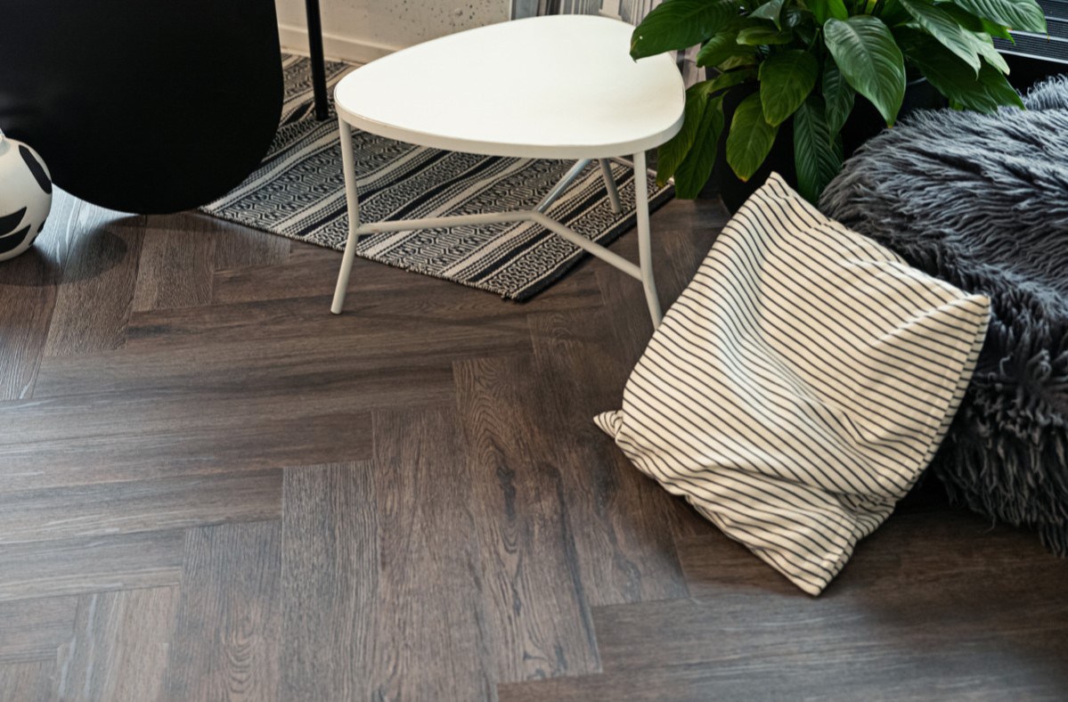 Кварцвиниловый SPC ламинат Vinilam Parquet Herringbone Паркет Донателло IS11211 венгерская елка 720×120×6,5 фото в интерьере