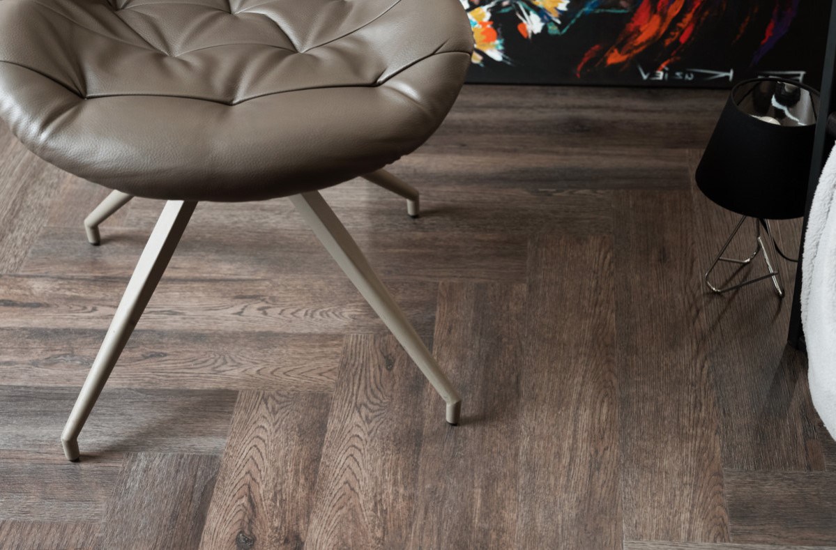 Кварцвиниловый SPC ламинат Vinilam Parquet Herringbone Паркет Донателло IS11211 венгерская елка 720×120×6,5 фото в интерьере