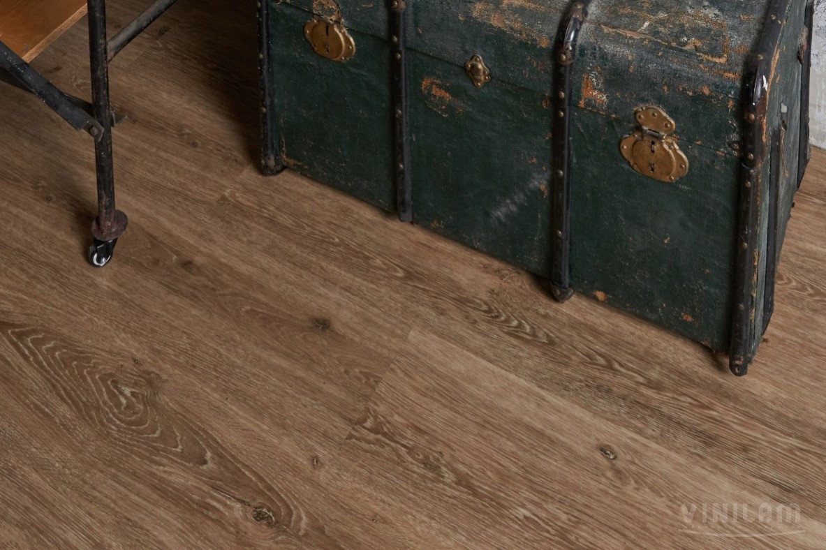 Кварцвиниловый SPC ламинат Vinilam Cork Дуб Брюссель 04018 1220×227×7 фото в интерьере