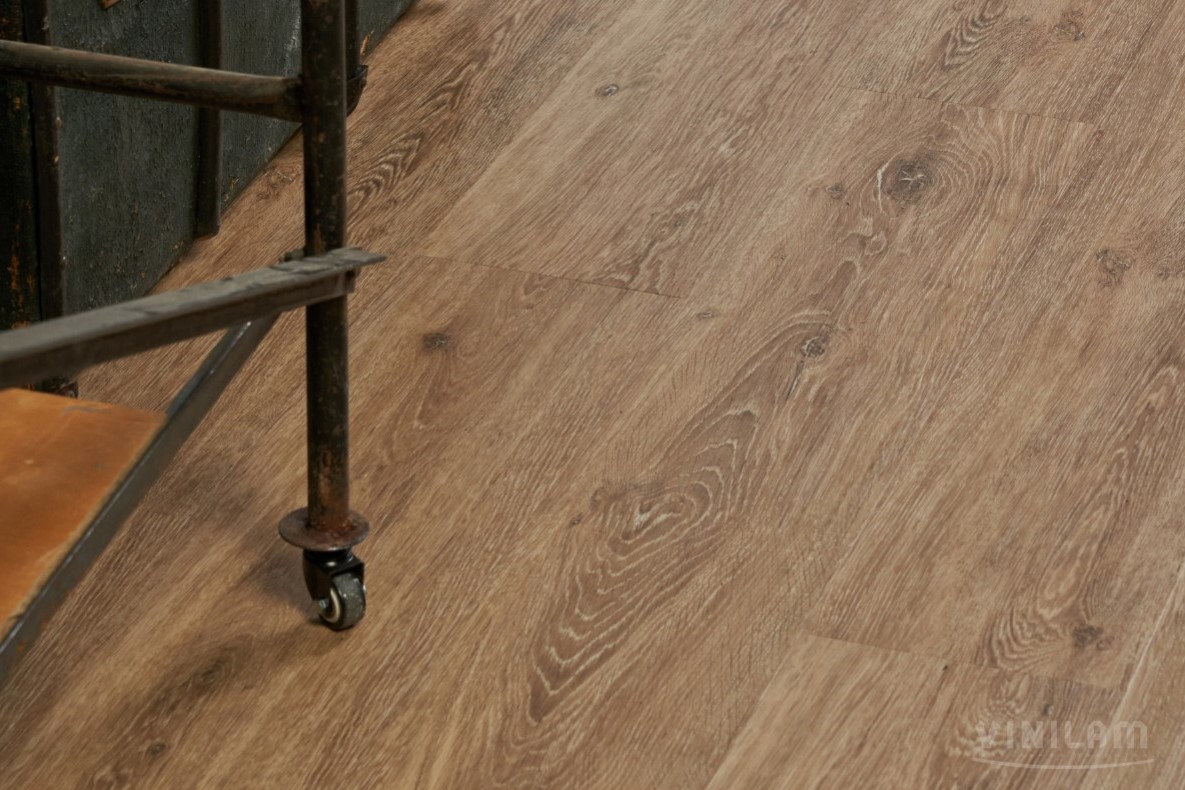 Кварцвиниловый SPC ламинат Vinilam Cork Дуб Брюссель 04018 1220×227×7 фото в интерьере