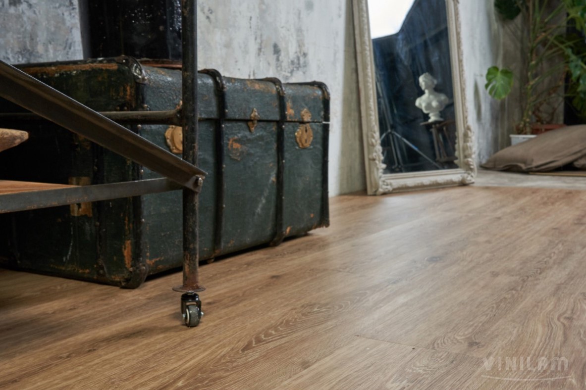 Кварцвиниловый SPC ламинат Vinilam Cork Дуб Брюссель 04018 1220×227×7 фото в интерьере