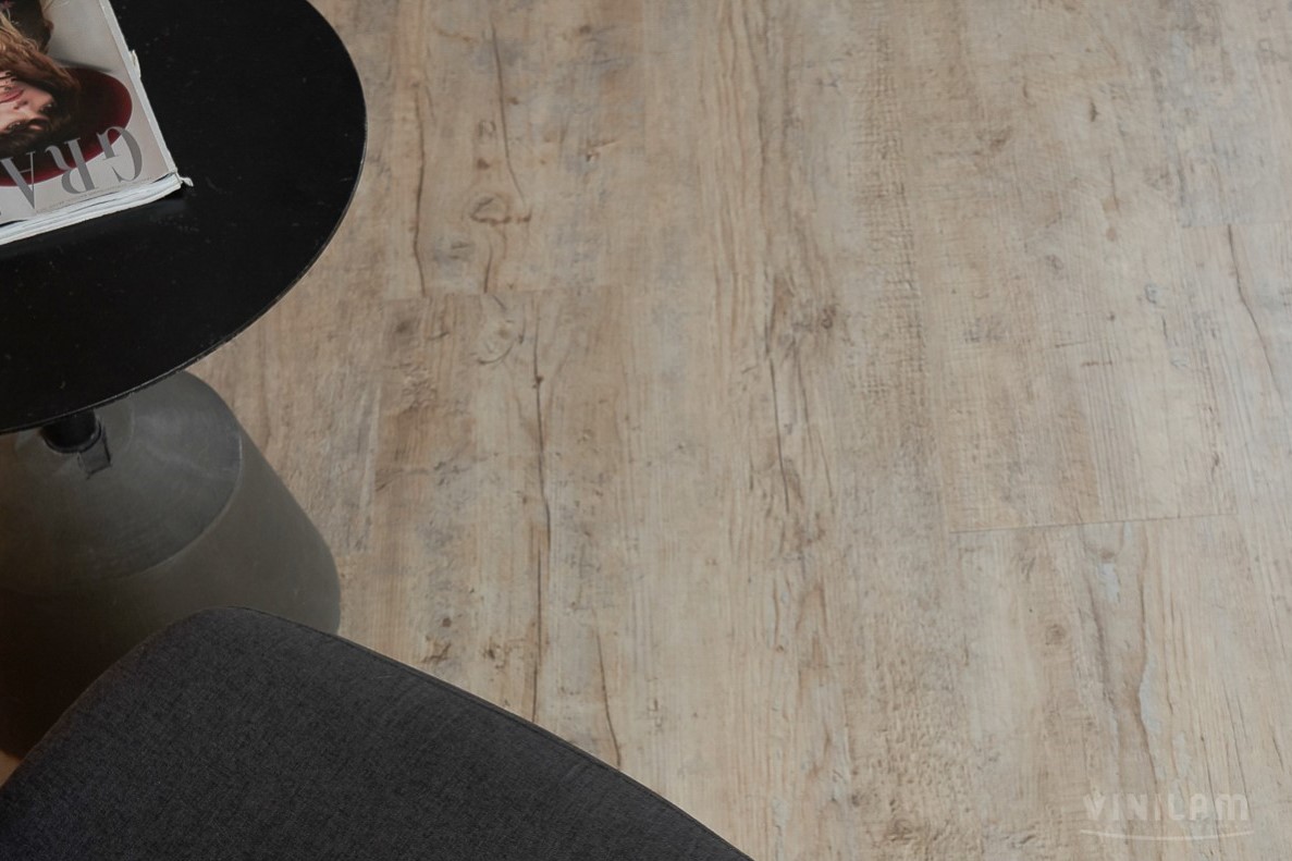Кварцвиниловый SPC ламинат Vinilam Cork Дуб Льеж 10015 1220×227×7 фото в интерьере