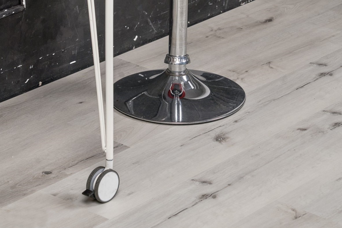 Кварцвиниловый SPC ламинат Vinilam Cork Дуб Гент 10064 1220×227×7 фото в интерьере