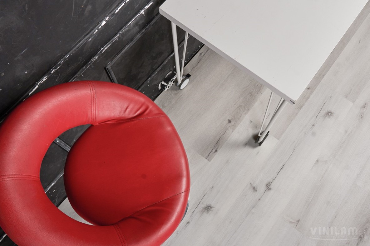 Кварцвиниловый SPC ламинат Vinilam Cork Дуб Гент 10064 1220×227×7 фото в интерьере