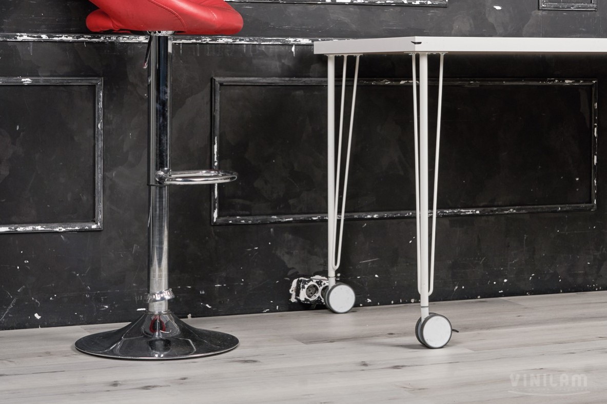 Кварцвиниловый SPC ламинат Vinilam Cork Дуб Гент 10064 1220×227×7 фото в интерьере