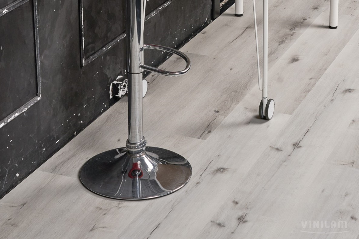 Кварцвиниловый SPC ламинат Vinilam Cork Дуб Гент 10064 1220×227×7 фото в интерьере