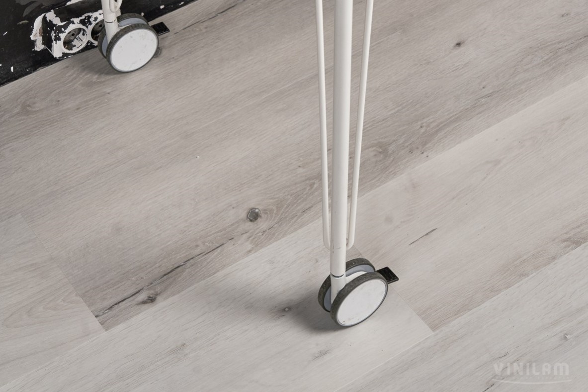 Кварцвиниловый SPC ламинат Vinilam Cork Дуб Гент 10064 1220×227×7 фото в интерьере