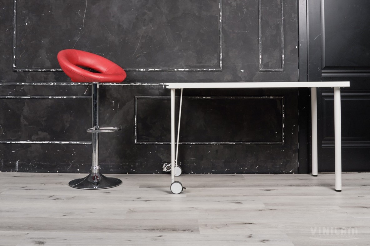 Кварцвиниловый SPC ламинат Vinilam Cork Дуб Гент 10064 1220×227×7 фото в интерьере