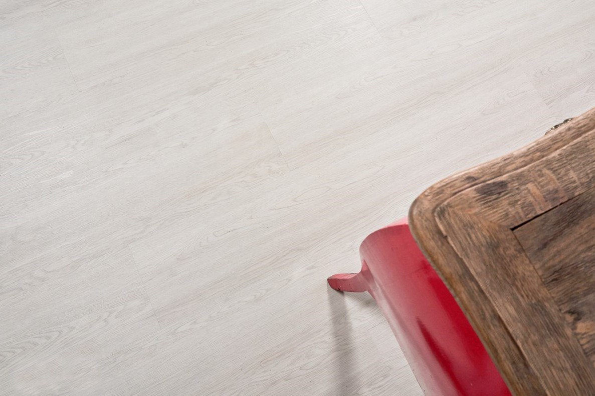 Кварцвиниловый SPC ламинат Vinilam Cork Дуб Линтер 10077 1220×227×7 фото в интерьере