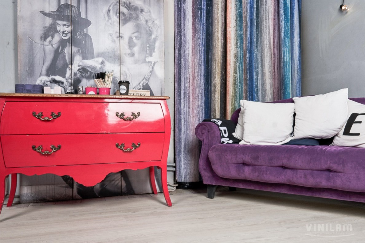 Кварцвиниловый SPC ламинат Vinilam Cork Дуб Линтер 10077 1220×227×7 фото в интерьере