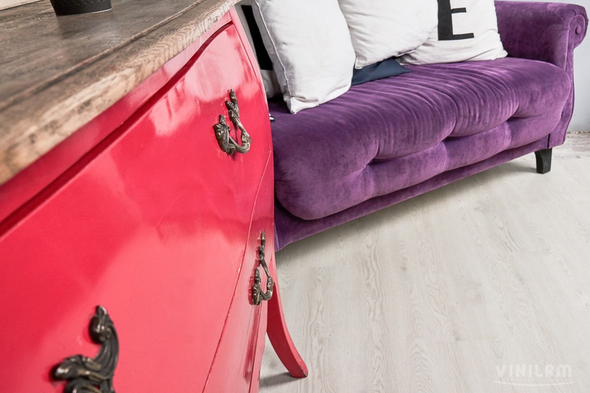 Кварцвиниловый SPC ламинат Vinilam Cork Дуб Линтер 10077 1220×227×7 фото в интерьере