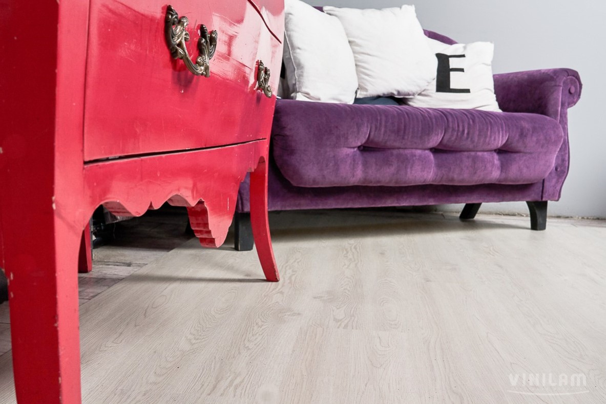 Кварцвиниловый SPC ламинат Vinilam Cork Дуб Линтер 10077 1220×227×7 фото в интерьере