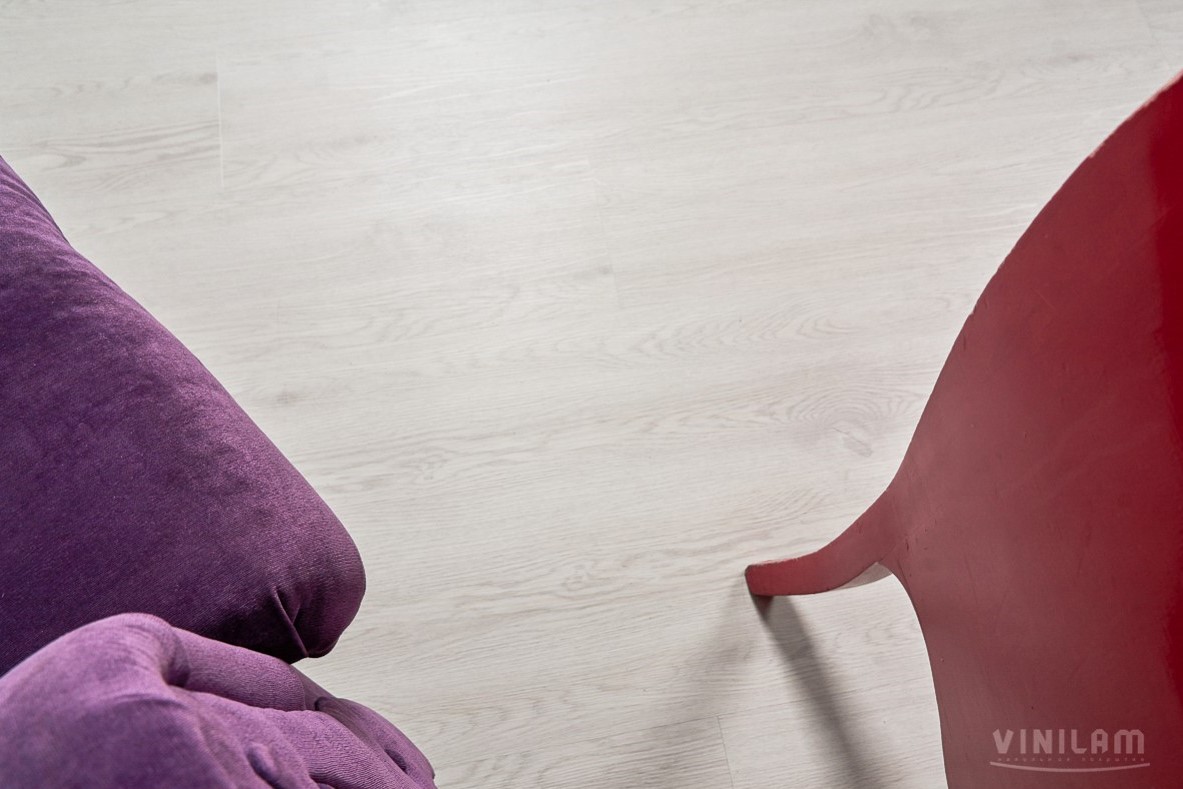 Кварцвиниловый SPC ламинат Vinilam Cork Дуб Линтер 10077 1220×227×7 фото в интерьере