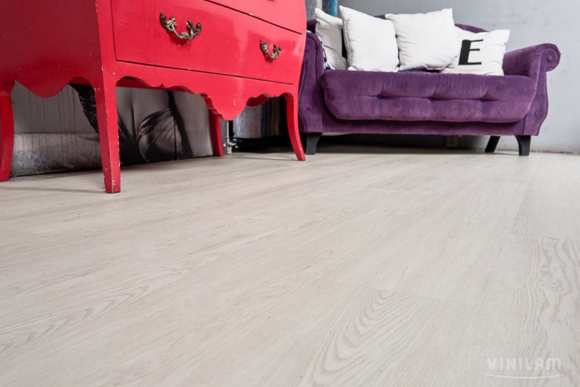 Кварцвиниловый SPC ламинат Vinilam Cork Дуб Линтер 10077 1220×227×7 фото в интерьере