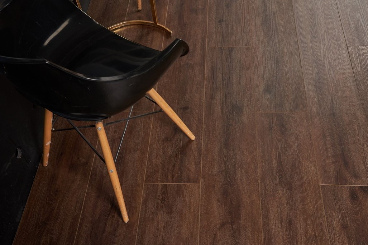 Кварцвиниловый SPC ламинат Vinilam Cork Дуб Лир 10085V 1220×227×7 фото в интерьере