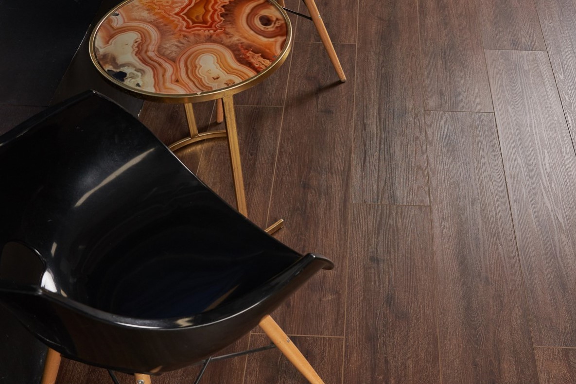 Кварцвиниловый SPC ламинат Vinilam Cork Дуб Лир 10085V 1220×227×7 фото в интерьере