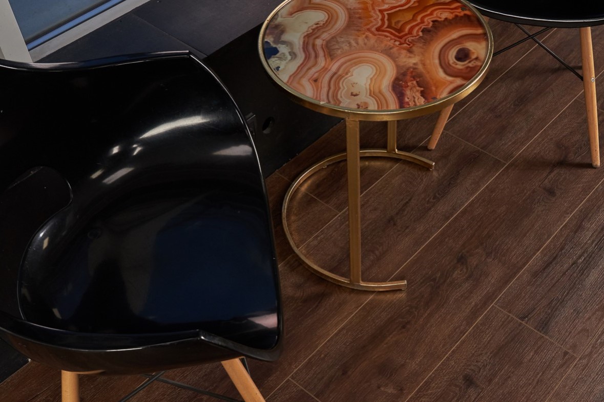 Кварцвиниловый SPC ламинат Vinilam Cork Дуб Лир 10085V 1220×227×7 фото в интерьере