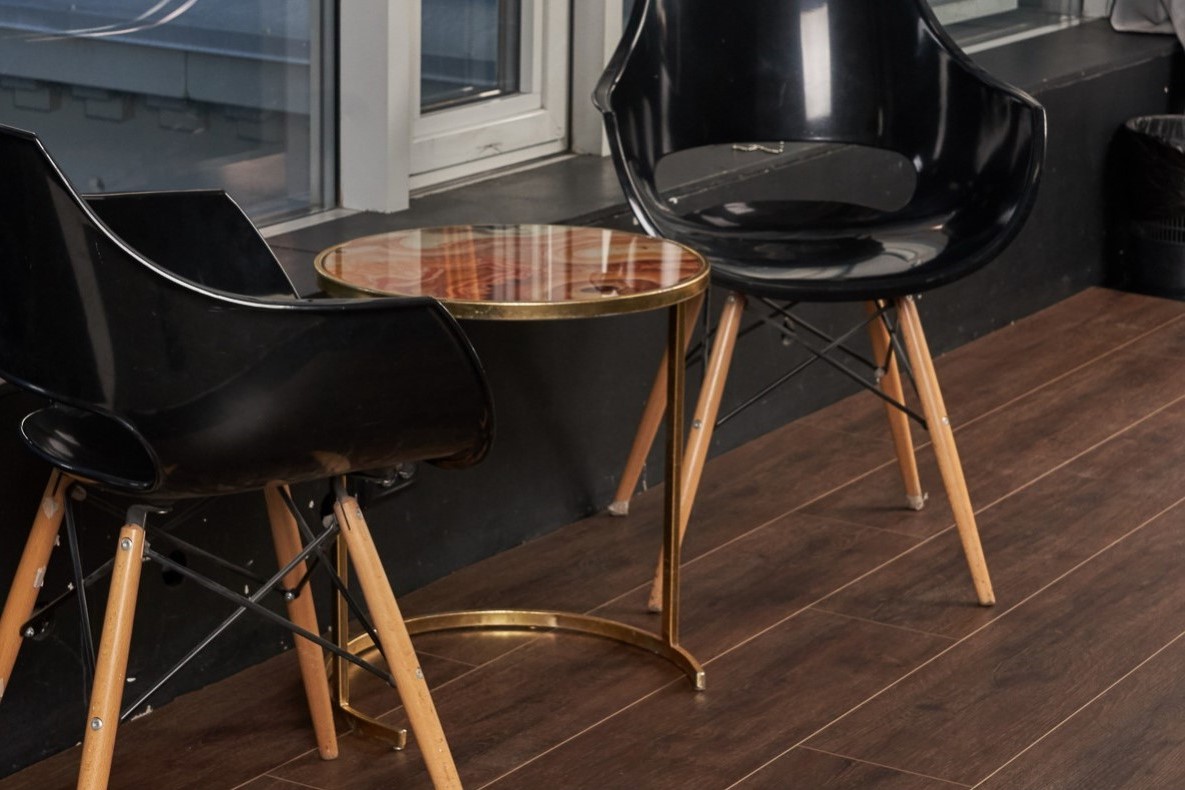 Кварцвиниловый SPC ламинат Vinilam Cork Дуб Лир 10085V 1220×227×7 фото в интерьере