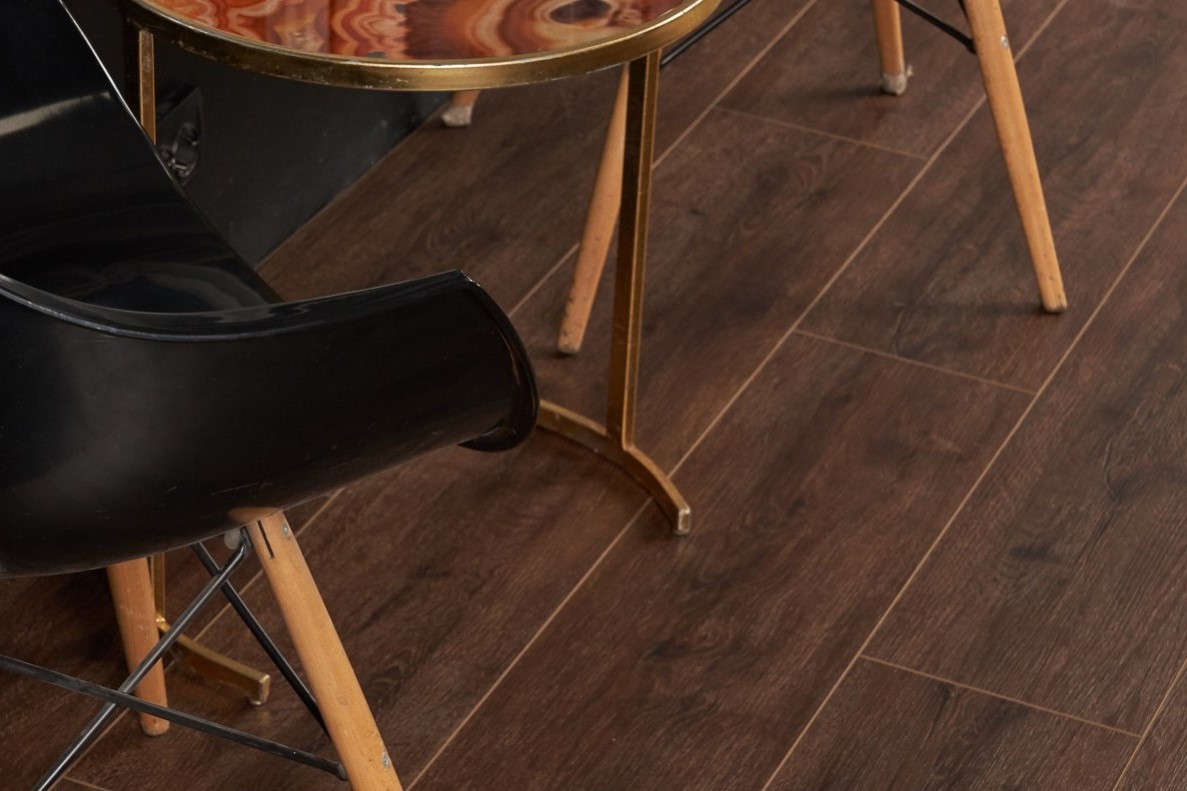 Кварцвиниловый SPC ламинат Vinilam Cork Дуб Лир 10085V 1220×227×7 фото в интерьере