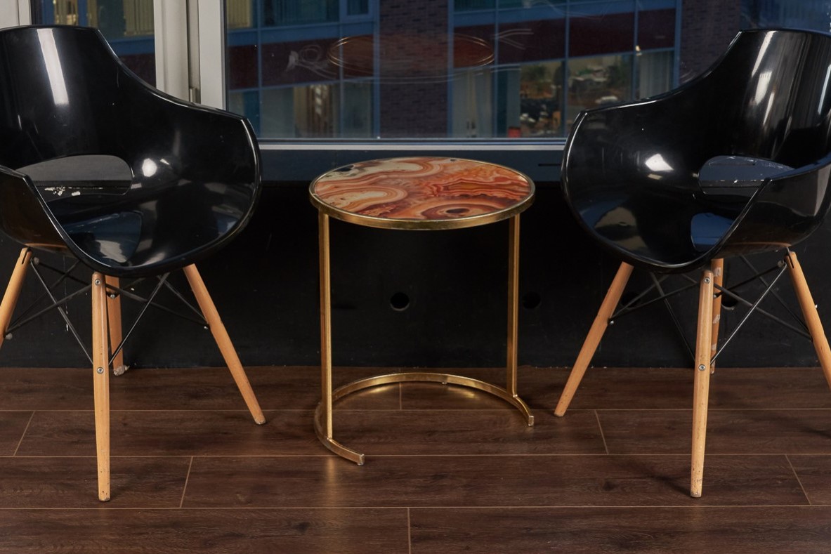 Кварцвиниловый SPC ламинат Vinilam Cork Дуб Лир 10085V 1220×227×7 фото в интерьере