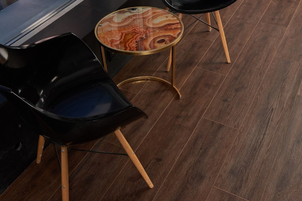 Кварцвиниловый SPC ламинат Vinilam Cork Дуб Лир 10085V 1220×227×7 фото в интерьере