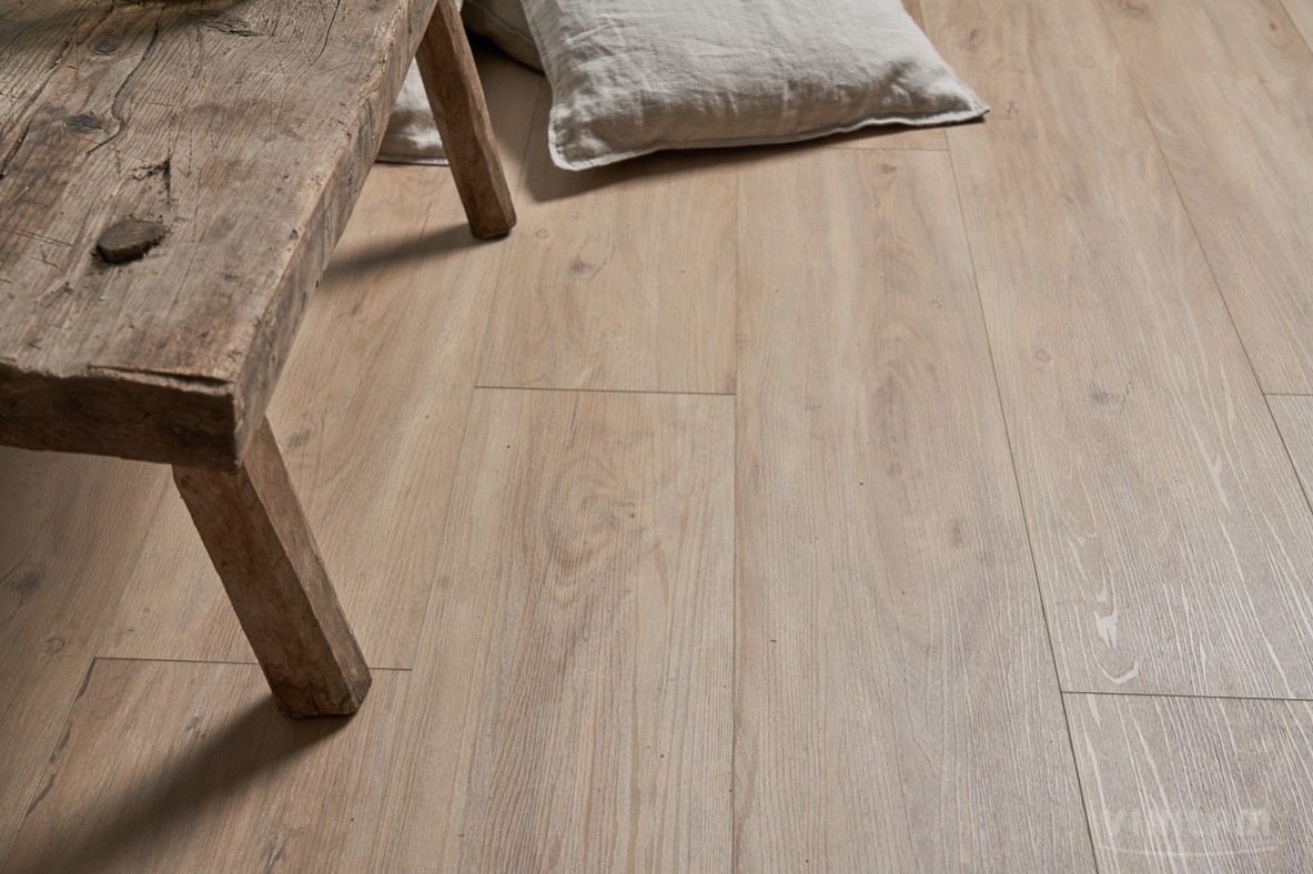 Кварцвиниловый SPC ламинат Vinilam Cork Дуб Батис 10099V 1220×227×7 фото в интерьере