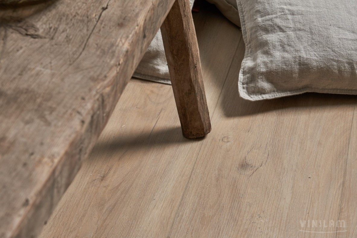 Кварцвиниловый SPC ламинат Vinilam Cork Дуб Батис 10099V 1220×227×7 фото в интерьере